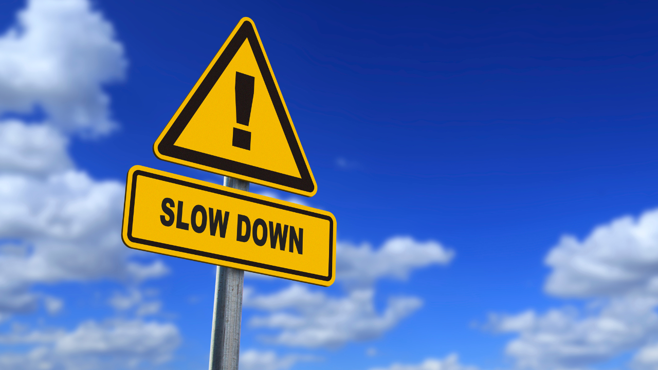 Policija upozorava vozače na obavezu usporavanja i skretanja u prisustvu službi na putu - Balkan Truckers US