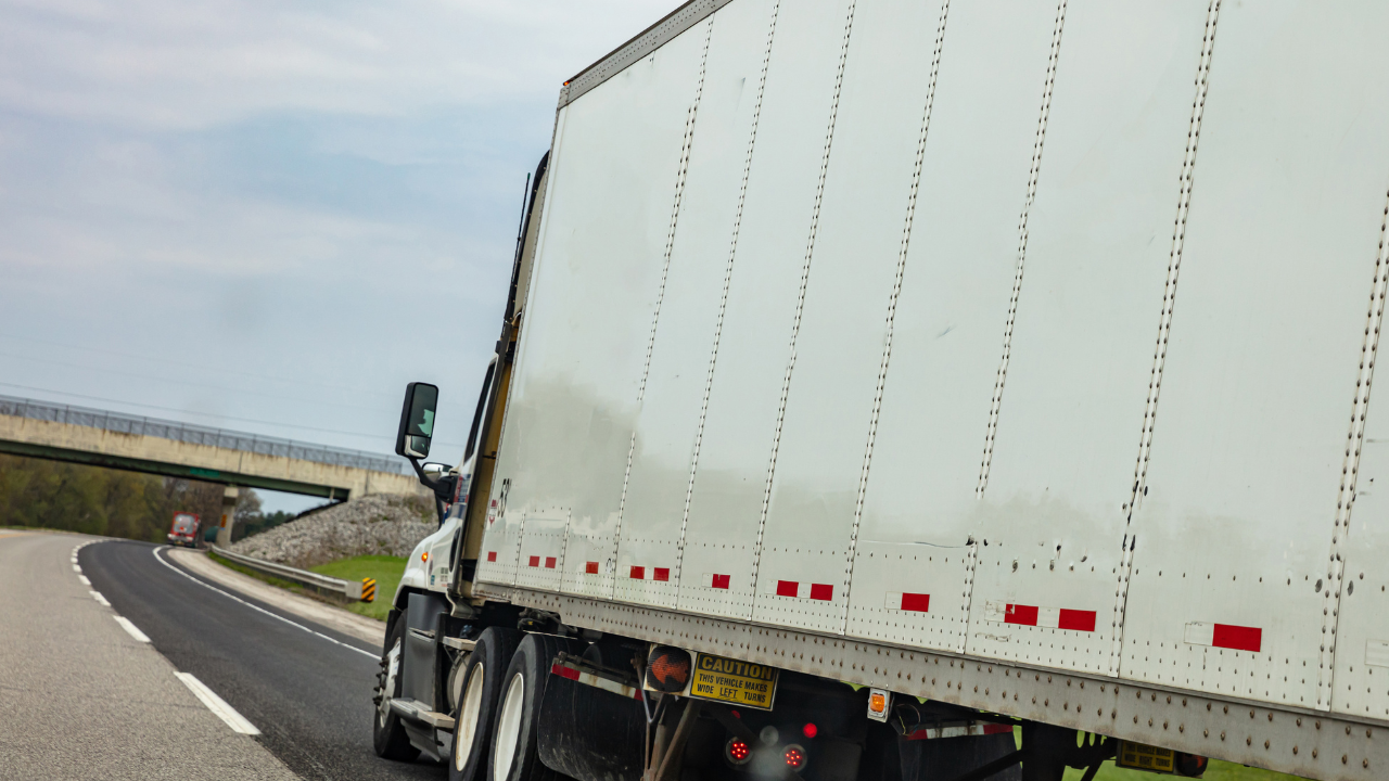  Policija u Ohio koristi zaplenjeni kamion za kontrolu saobraćaja na autoputu - Balkan Truckers US