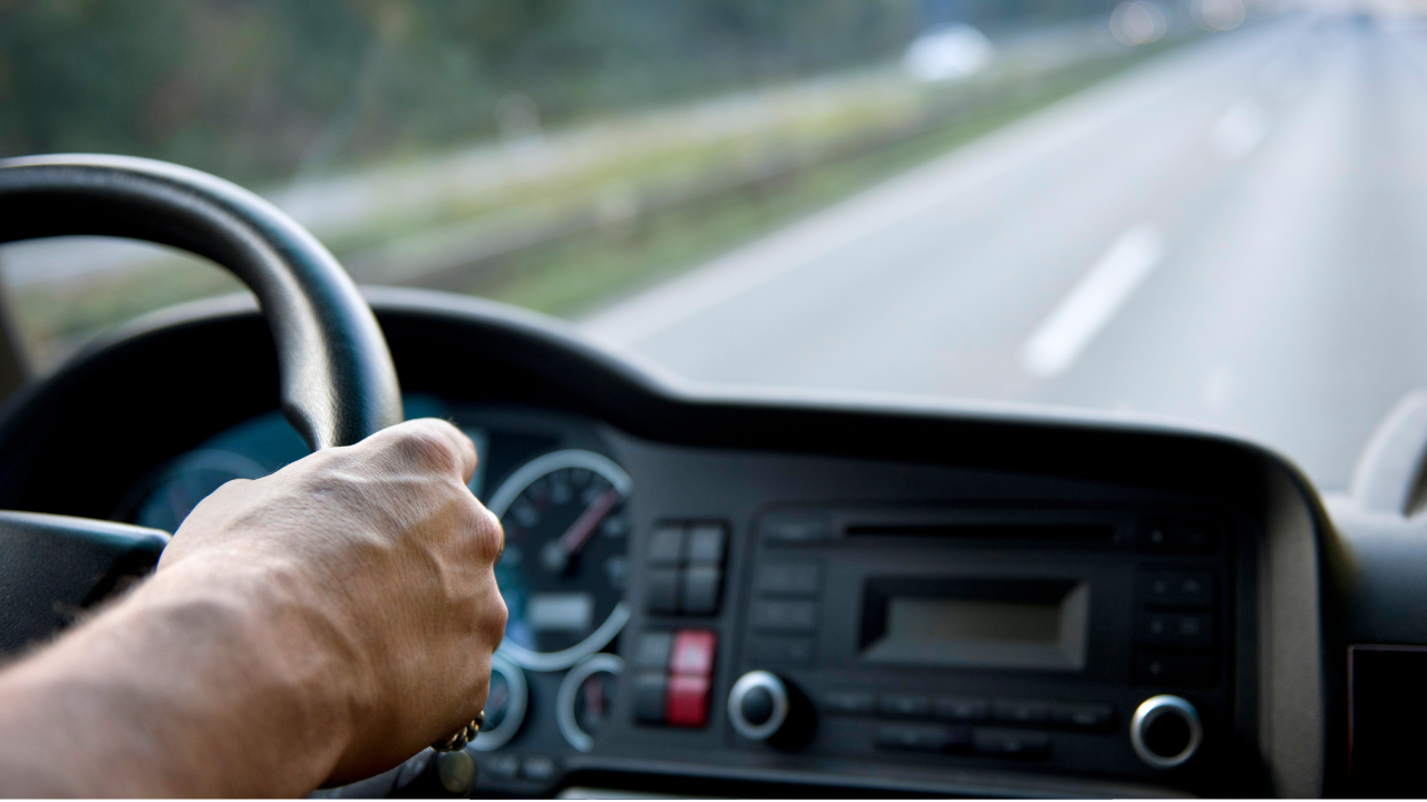Vozač kamiona prijavljen nakon što se zaglavio na zaštitnoj ogradi pokušavajući da prođe oštru krivinu - Balkan Truckers US