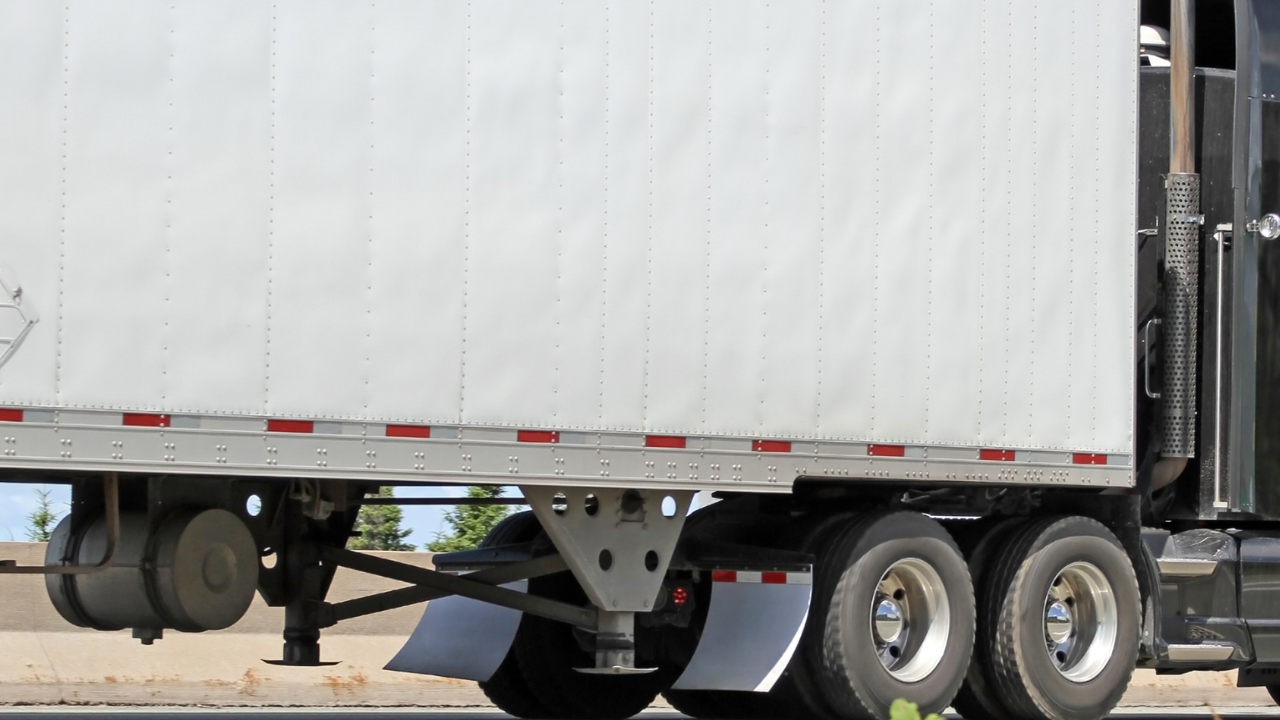 Vanredna kontrola kamiona u Tenesiju otkrila ozbiljan kvar: Prikolica bila napukla na pola - Balkan Truckers US