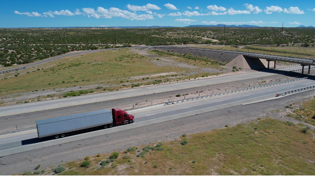 Dva kamiona izgubila teret nakon udara u nadvožnjake na I-10 u Teksasu - Balkan Truckers US
